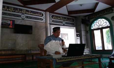 Dr Sutrisno Muslimin mengisi pengajian di Majelis Ta'lim Al-Ikhlas Sekolah Bosowa Bina Insani Bogor, Jawa Barat, Jumat (29/1).