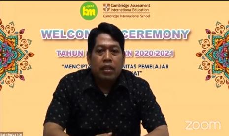 Dr Sutrisno Muslimin MSi selaku Ketua Pelaksana Harian (KPH) Sekolah Bakti Mulya 400 menyampaikan kata sambutan pada acara Welcoming Ceremony Sekolah Bakti Mulya 400, Sabtu (11/7).