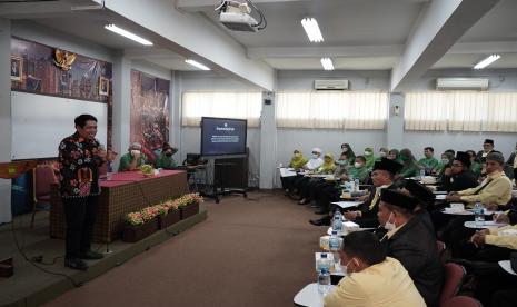 Dr Sutrisno Muslimin  MSi selaku Ketua Pelaksana Harian (KPH) Sekolah Bakti Mulya (BM) 400 menyampaikan kuliah umum di hadapan 60 kepala sekolah yang tergabung dalam Hidayatullah Institute (HI) di acara benchmarking di Sekolah BM 400 Jakarta, Selasa (27/9/2022). 