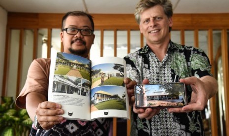 Dr Thor Kerr dari Curtin University Perth Australia (kanan) dan Irfan Wahyudi dari Universitas Airlangga (kiri) menunjukkan bukti keterkaitan Banyuwangi dengan Broome, Australia Barat.