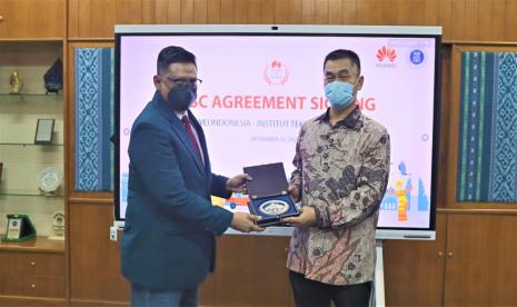 Dr. Tutun Juhana, S.T, M.T, Dekan Sekolah Teknik Elektro dan Informatika ITB (kiri) dan James Zeng, Director EBG Huawei Indonesia .