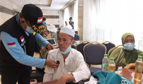  Cara Mengatasi Sumbatan Pembuluh Darah Pada Jamaah Haji. Foto:  dr Muhammad Mansyur Madjid dokter spesialis penyakit dalam, saat melakukan pemeriksaan saat visitasi jamaah haji SOC 6, Jumat (10/6).