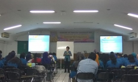 Dr Yanti PhD memberikan pembekalab linguistik kepada mahasiswa ABA BSI Jakarta.