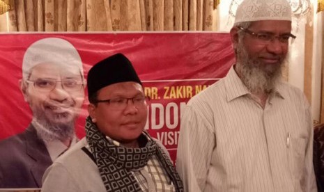 Dr Zakir Naik (kanan) dan Ustaz Ahmad Buchory Muslim.