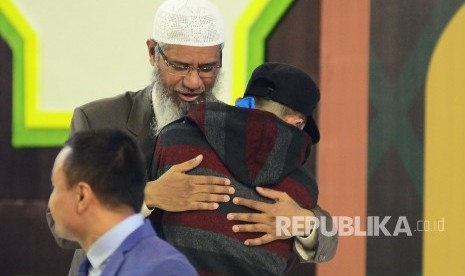 Dr Zakir Naik memeluk jamaah yang menjadi mualaf pada acara Dr Zakir Naik Indonesia Visit 2017 bertajuk 