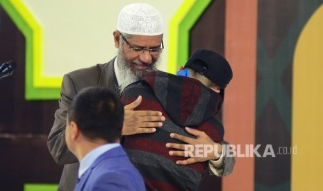 Dr Zakir Naik memeluk jamaah yang menjadi mualaf pada acara Dr Zakir Naik Indonesia Visit 2017 bertajuk Da'wah Or Destructioin di Gymnasium Universitas Pendidikan Indonesia (UPI), Kota Bandung, Ahad (2/4). 