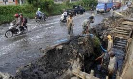 Warga Padang Panjang Diimbau Jaga Drainase. Foto ilustrasi:    Drainase buruk akibat jalanan tergenang air. (ilustrasi)