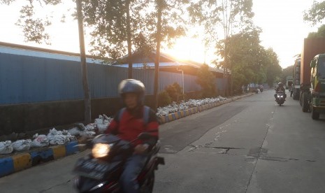 Drainase yang tidak lancar di Kawasan Industri Pulogadung, Jakarta Timur.