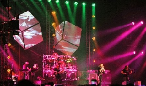 Dream Theater beraksi dalam konser 