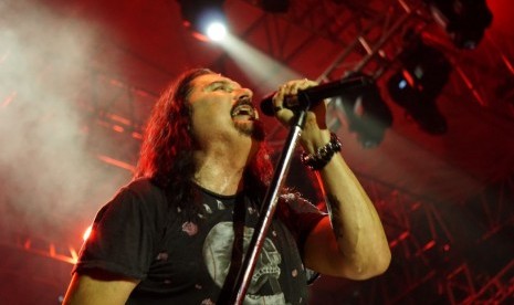 Dream Theater saat tampil dalam Jogjarockarta International Rock Music Festival di Stadion Kridosono, Jum'at (29/9) malam.