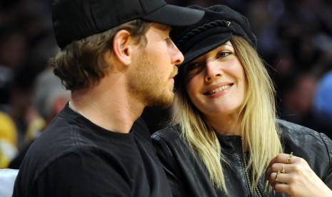 Drew Barrymore bersama suaminya Will Kopelman.