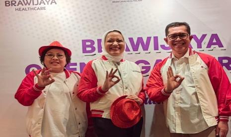 Drg. Hestiningsih, MARS selaku Corporate Sales Direktur Brawijaya Healthcare, Amira Ganis, President Director Brawijaya Healthcare Group, r. dr. Muhammad Yamin, Sp.JP (K), Sp.PD, FACC, FSCAI, FAPHRS, FHR (kiri ke kanan) dalam HUT Brawijaya Healthcare ke 18.