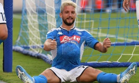  Driers Mertens merayakan golnya.