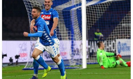 Dries Mertens (kiri) merayakan gol kemenangan Napoli yang dicetaknya ke gawang Bologna.