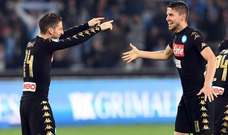 Dries Mertens (kiri) merayakan golnya ke gawang Udinese bersama Jorginho, Ahad (16/4) dini hari WIB.