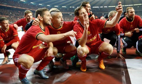 Dries Mertens, Radja Nainggolan dan Jan Vertonghen melakukan selfie setelah membela Belgia pada laga kulaifikasi Piala Eropa 2016 melawan Israel di King Baudouin stadium, Brussels, Belgia, 13 October 2015.