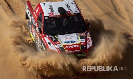 Driver Martin Prokop, dan co-driver Viktor Chytka, memacu Ford-nya pada etape kelima Rally Dakar 2020 dengan rute Al Ula dan Al Hai di Saudi Arabia, Kamis (9/1).