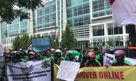 Driver ojek online melakukan aksi demo di depan kantor Grab Surabaya.