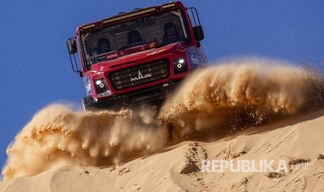 Driver Siarhei Viazovich,  co-drivers Anton Zaparoshchanka, dan Pavel Haranin memacu truk MAZ mereka pada etape kelima Rally Dakar 2020 dengan rute Al Ula dan Al Hai di Saudi Arabia, Kamis (9/1).