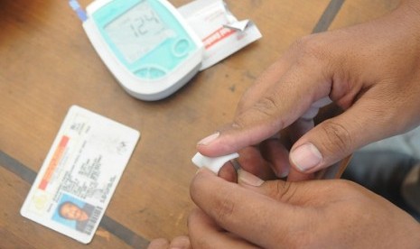 Drivers in East Jakarta conduct a series health examination including alcohol test. House of representative is drafting bill that will restrict alcohol trade (illustration)