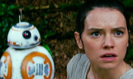 Droid BB-8 bersama tokoh Rey yang diperankan Daisy Ridley dalam salah satu adegan Star Wars: The Force Awakens.