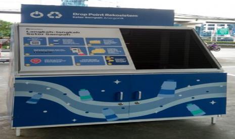 Dropbox sampah botol plastik di SPBU Shell