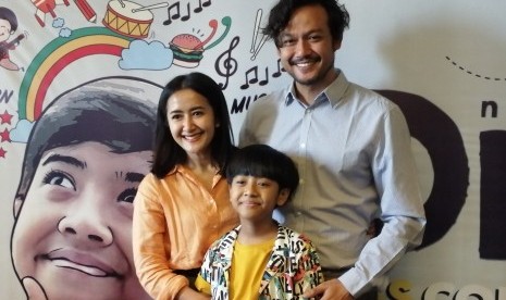 Aktor Dwi Sasono turut ambil peran dalam film keluarga 'Buku Harianku' (Foto: Dwi Sasono bersama istri dan anak)