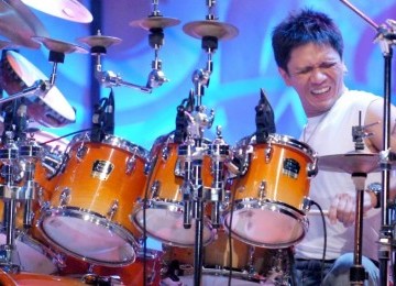 Drummer Gilang Ramadhan saat menunjukkan kepiawaiannya dalam memainkan alat musik drum.