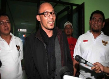 Drummer grup band Padi, Surendro Prasetyo alias Yoyok saat di temui wartawan di kantor Badan Narkotika Nasional usai di periksa oleh petugas Tindak Pidana Narkoba Bareskrim Mabes Polri di kantor BNN, Cawang, Jakarta, Ahad (27/2).