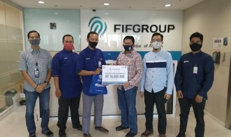 DT Peduli Jakarta bersama FIF Group menjalin sinergi program Kajian Online Spesial Manajemen Qolbu. Dalam kesempatan hari Rabu (15/7) ini kedua belah pihak melakukan seremonial serah terima komitmen program dengan menyampaikan dana sebesar Rp 15 juta untuk tiga bulan awal Program Kajian Online Spesial berjalan.