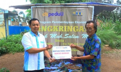 DT Peduli memberikan bantuan modal usaha kepada seorang mualaf.