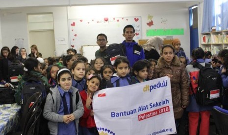 DT peduli memberikan bantuan peralatan sekolah untuk anak-anak pengungsi Palestina.