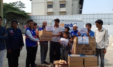 DT Peduli menyerahkan bantuan berupa roti dan air mineral bagi  pengungsi yang menetap sementara di Gedung Kodim Kalideres, Jakarta Barat.