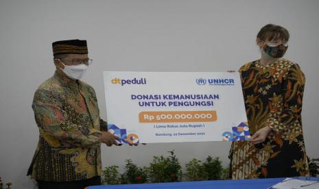 DT Peduli menyerahkan bantuan kemanusiaan untuk para pengungsi kepada UNHCR, Rabu (22/12).