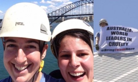 Dua aktivis melakukan aksi protes terkait isu pengungsi di Pulau Manus dengan memanjat atap gedung Sydney Opera House, 9 November 2017.