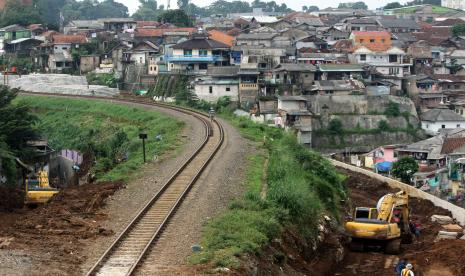 Dua alat berat digunakan untuk menyelesaikan pembangunan jalur ganda Kereta Api (KA) Bogor-Sukabumi di Kelurahan Empang, Kota Bogor, Jawa Barat, Senin (22/2/2021). Pembangunan jalur ganda KA Bogor-Sukabumi yang merupakan salah satu proyek strategis nasional tersebut untuk ruas jalur Paledang-Cicurug telah mencapai 70 persen dan diperkirakan selesai tahun ini.