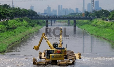 Dua alat berat dikerahkan untuk melakukan pengerukan di aliran Banjir Kanal Timur, kawasan Duren Sawit, Jakarta Timur, Kamis (29/1).(Republika/Edwin Dwi Putranto)