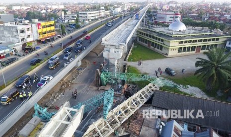 Dua alat berat yang mengangkut girder (steel box) pembangunan Light Rail Transit (LRT) terjatuh menimpa rumah di zona 5 pembangunan LRT Palembang, Sumatera Selatan, Selasa (1/8).