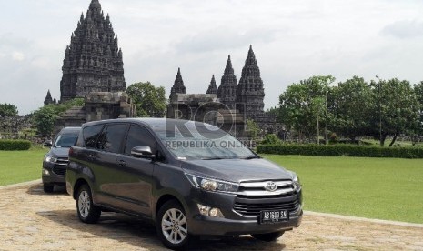 Dua All New Kijang Innova melintas di Candi Prambanan, Jawa Tengah, saat media test drive, Jum’at (18/12).