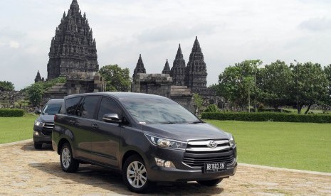 Dua All New Kijang Innova melintas di Candi Prambanan, Jawa Tengah, saat media test drive, Jum’at (18/12). 