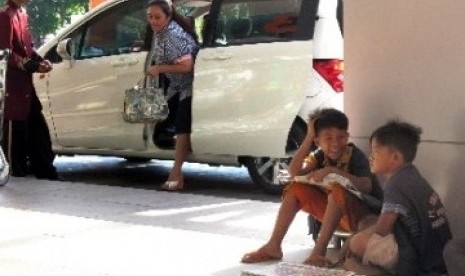 [ilustrasi] Dua anak jalanan penjual koran, duduk di emperan pintu masuk salah satu mal di Surabaya. Anak jalanan rawan jadi korban human trafficking.