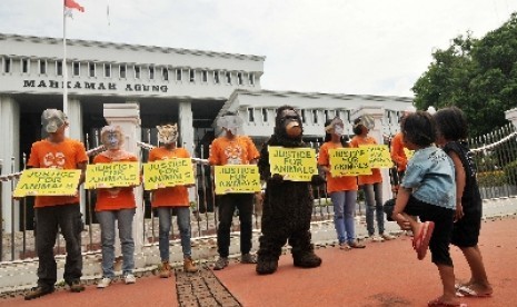  Dua anak mengamati sejumlah aktivis Centre for Orangutan Protection (COP) saat kampanye dengan menggunakan kostum dan topeng satwa liar di Jakarta.