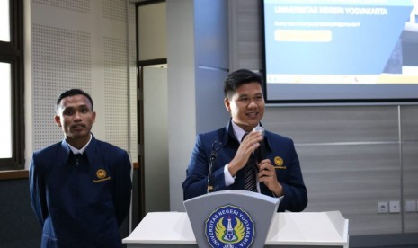 Dua anak petani yang lulus S2 di Universitas Negeri Yogyakarta (UNY) dengan IPK 4.0. Sumarno (tidak terlihat dasi) dan Zefki Okta Feri (terlihat dasi).