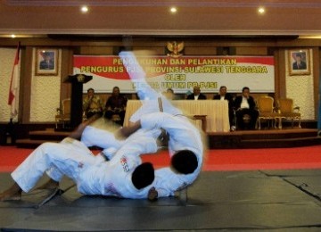 Dua atlet judo beratraksi saat pengukuhan dan pelantikan pengurus Persatuan Judo Seluruh Indonesia (PJSI) di Rujab Gubernur Sultra, Kendari.