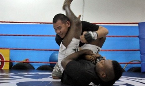 Dua atlet melakukan latih tanding olahraga Muay Thai.