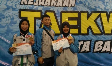 Dua atlet taekwondo Universitas BSI Bandung berhasil meraih medali emas di kejuaraan Walikota Cup XVI Bandung 2018.  