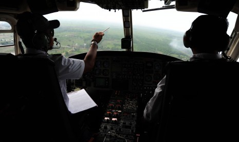 Dua awak pesawat Heli Bell 412 Kementerian Lingkungan Hidup dan Kehutanan memantau kebakaran hutan dan lahan (karhutla) di Kabupaten Kubu Raya, Kalbar, Kamis (25/8).