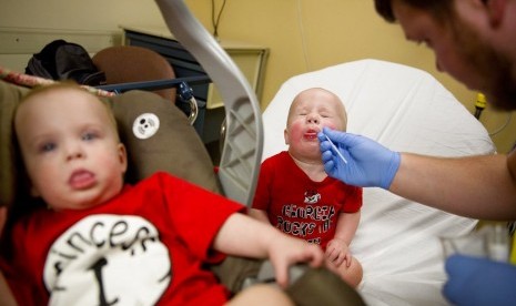 Dua bayi sedang mendapatkan perawatan di Pusat Kesehatan Upson Regional di Thomaston, Georgia, AS, Jumat (9/2). AS tengah mengalami wabah flu.