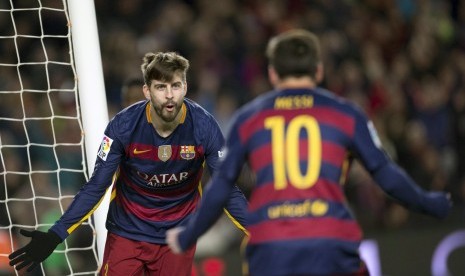 Dua bintang Barcelona, Gerrad Pique (kiri) dan Lionel Messi.