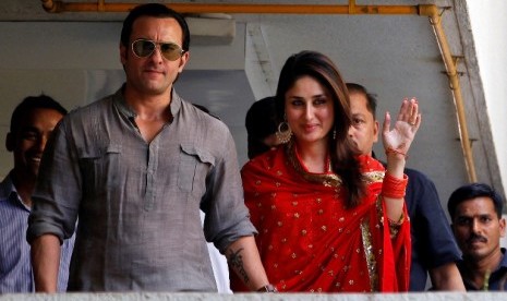 Dua bintang Bollywood, Saif Ali Khan (kiri) dan Kareena Kapoor (kanan) berjalan menuju balkon untuk menemui para fansnya setelah menikah di Mumbai, India, 16 Oktober lalu. 